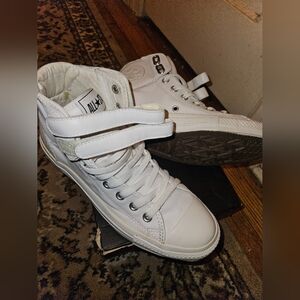 Converse Chuck Taylor Leather Sneaker - White women's size 9.5, mens 7.5